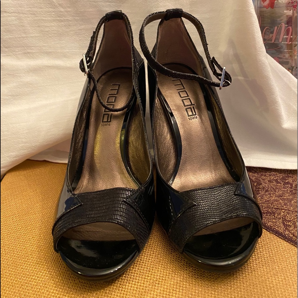 Ankle strap, open toe with snake skin accents.